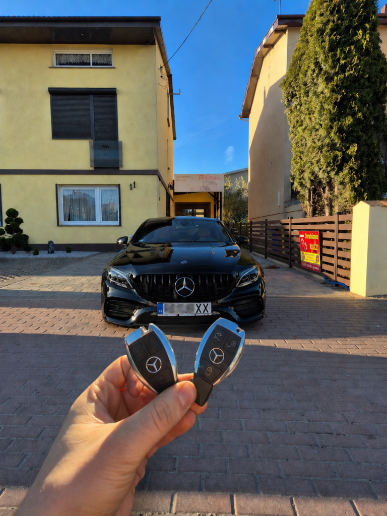 Specjalista przedstawia efekt dorobienia kluczy do czarnego samochodu Mercedes Benz w Kępnie